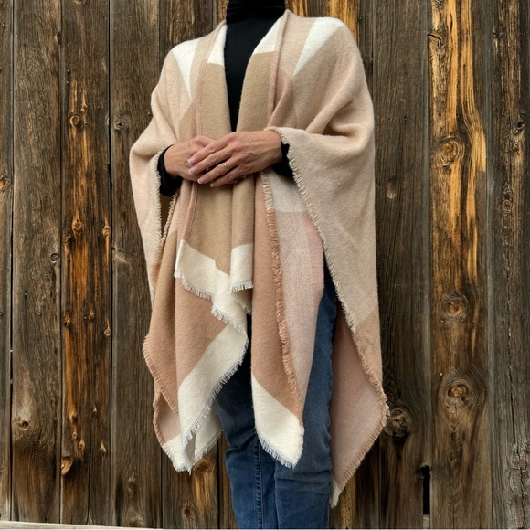 Lands’ End Color-block Shawl Wrap in Blush - Picture 2 of 5